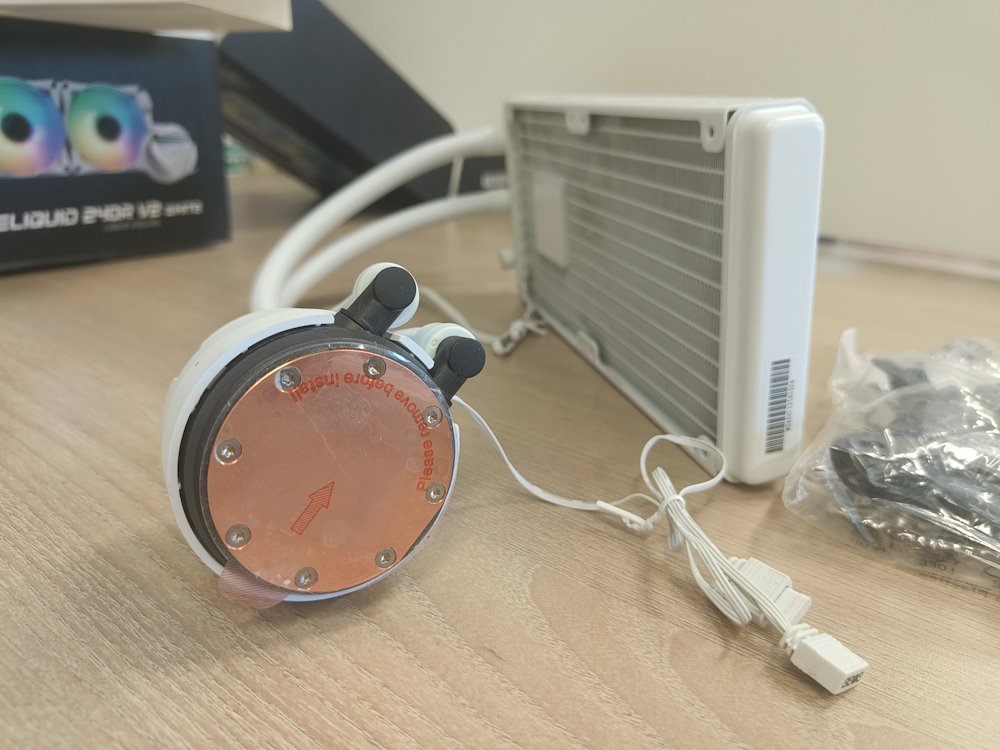 OPRAVENÉ - MSI vodní chladič CPU MAG CORELIQUID 240R V2 White/ bílý/ 2x 120mm ARGB fan/ podpora LGA1700