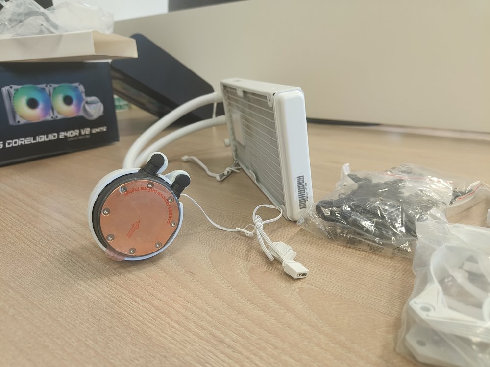 OPRAVENÉ - MSI vodní chladič CPU MAG CORELIQUID 240R V2 White/ bílý/ 2x 120mm ARGB fan/ podpora LGA1700