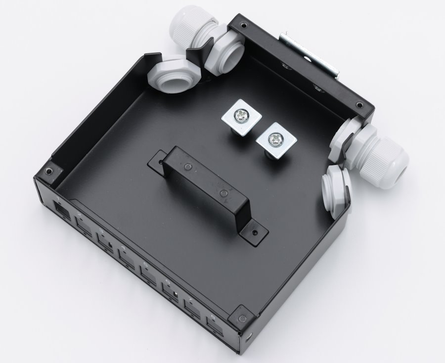 XtendLan mini rozvadeč na DIN lištu, 8x SC Simplex, 4 vstupní otvory, krytka, černý