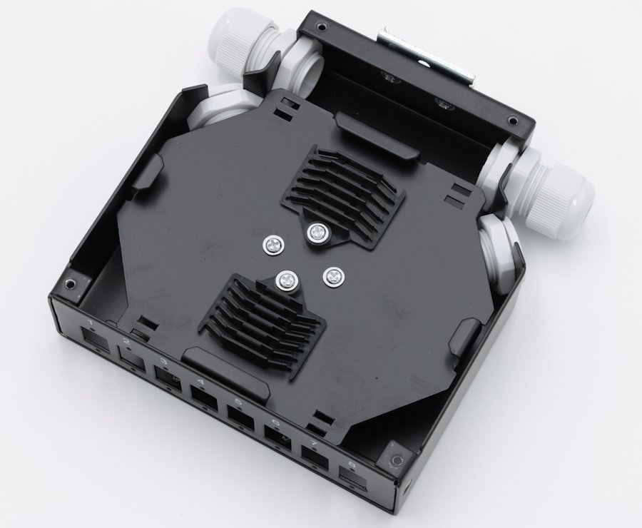 XtendLan mini rozvadeč na DIN lištu, 8x SC Simplex, 4 vstupní otvory, krytka, černý