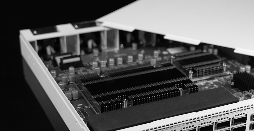 MikroTik Cloud Switch CRS520-4XS-16XQ-RM, 4x 2GHz CPU, 4GB RAM, 2x 10 GbE, 16x QSFP28, 4x SFP28, 2x PSU, L5