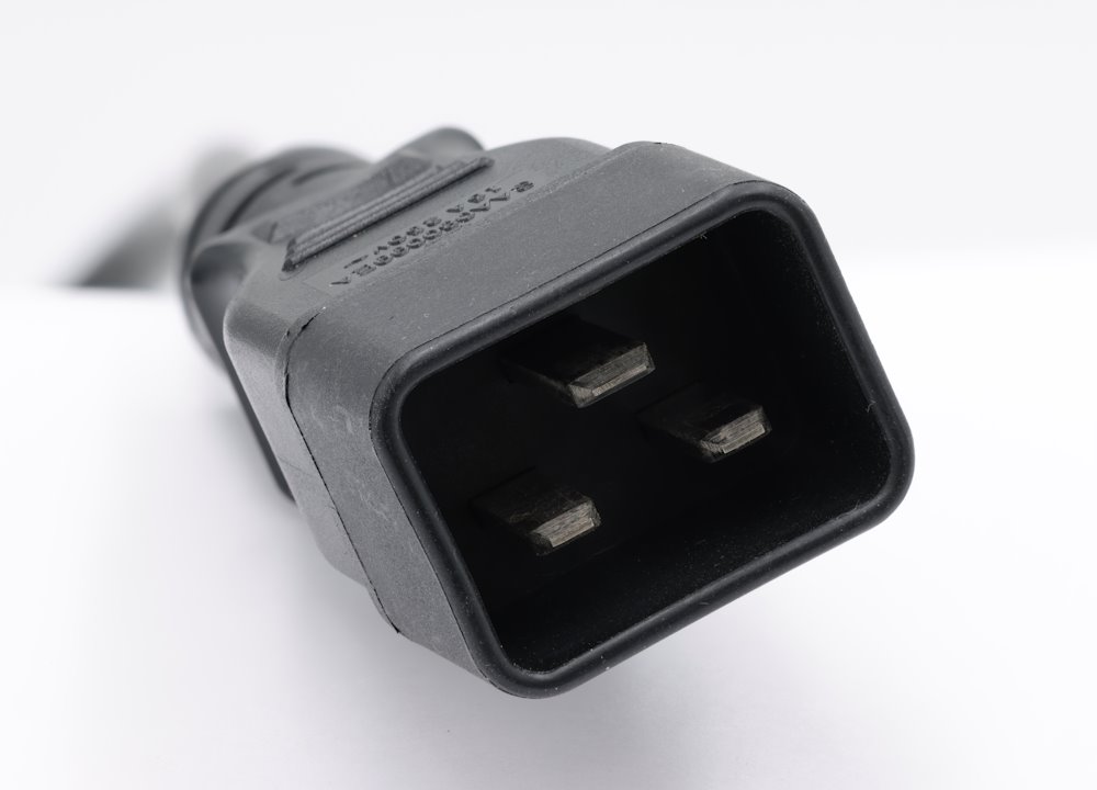 XtendLan 19'' rozvodný panel 7x 230V, ČSN, s proudovou ochranou, vypínačem a koncovkou 16A/C20, 1,8 m