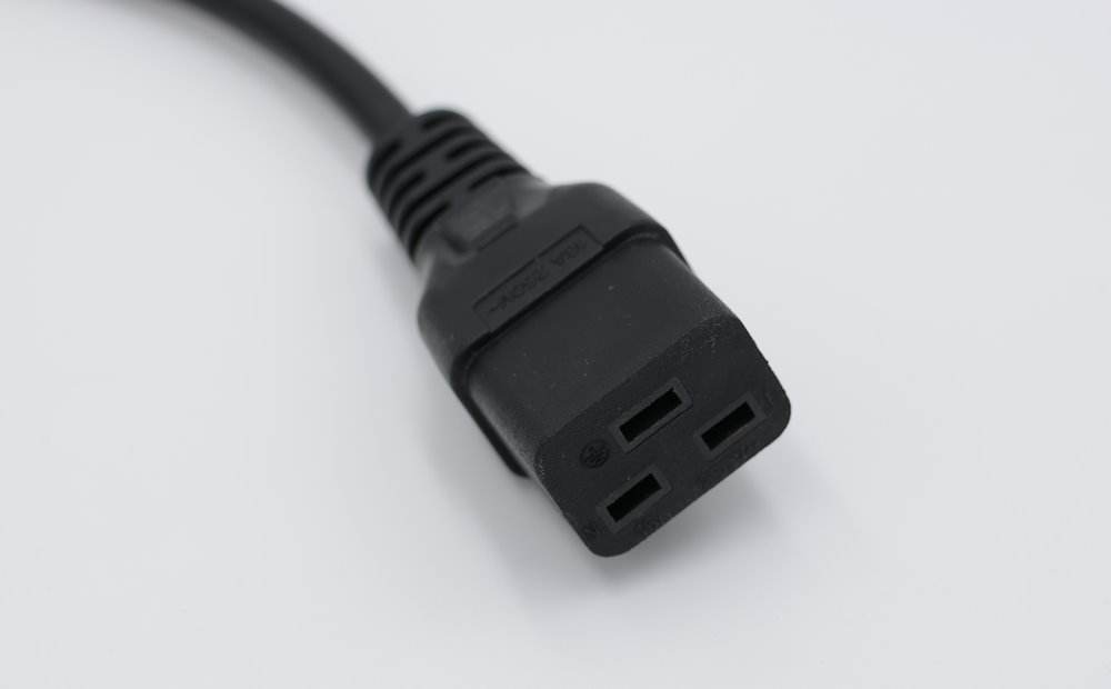 XtendLan propojovací kabel 230V C19 na C14, černý