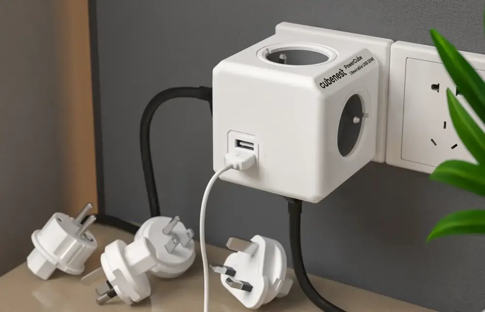 Cubenest Powercube ReWirable USB PD 20W, A+C, 4× zásuvka, bílá/šedá, 4 cestovní koncovky, dětská pojistka, uzemnění