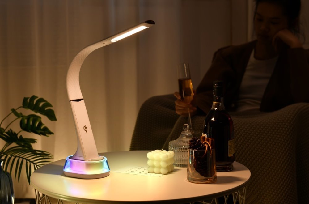 IMMAX LED stolní lampička CORELLA/ Qi nabíjení/ 7W/ 5V/2,1 A/ RGB podsvícení/ stmívatelná/ USB/ bílá + zlaté prvky