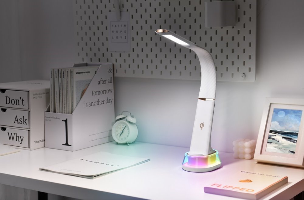 IMMAX LED stolní lampička CORELLA/ Qi nabíjení/ 7W/ 5V/2,1 A/ RGB podsvícení/ stmívatelná/ USB/ bílá + zlaté prvky