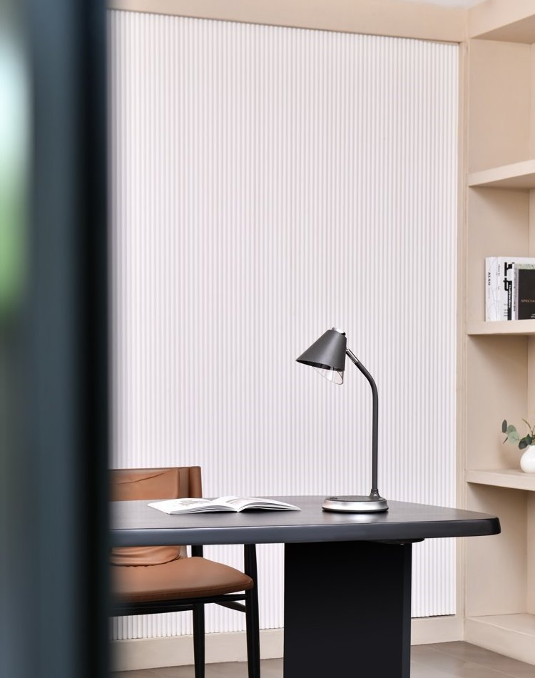 IMMAX LED stolní lampička FINCH/ Qi nabíjení/ 9W/ 12V/2A/ stmívatelná/ šedá + stříbrné prvky