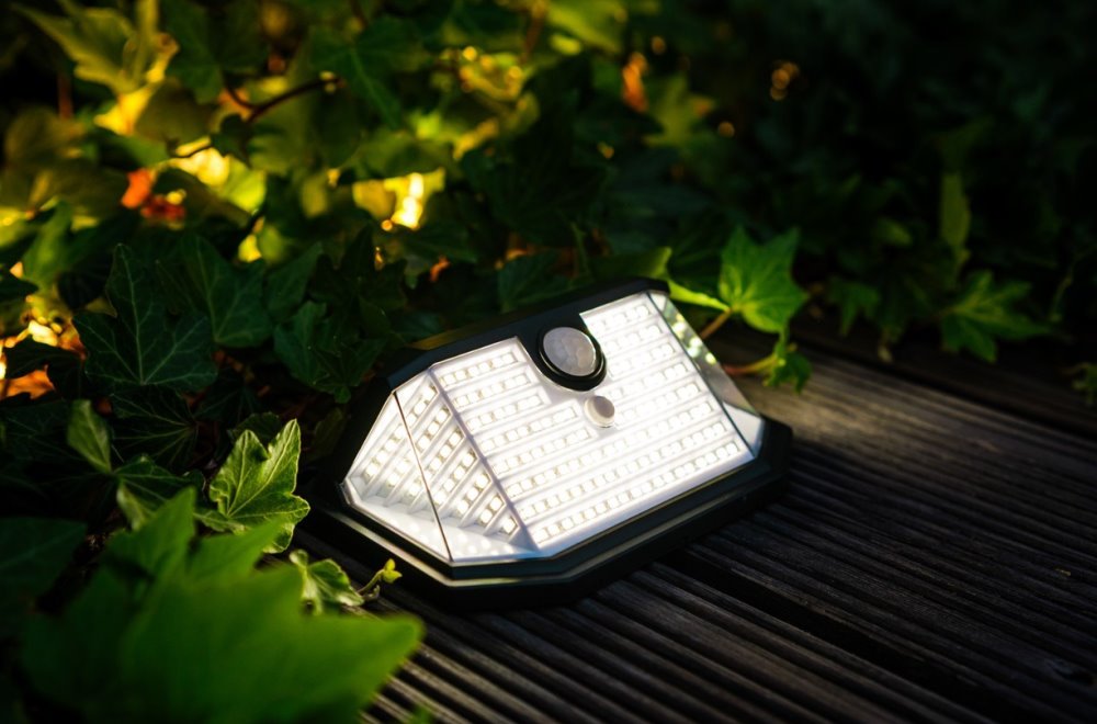 IMMAX SIDE venkovní solární nástěnné LED osvětlení s PIR čidlem, 4W