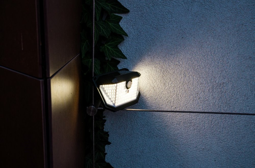 IMMAX SIDE venkovní solární nástěnné LED osvětlení s PIR čidlem, 4W