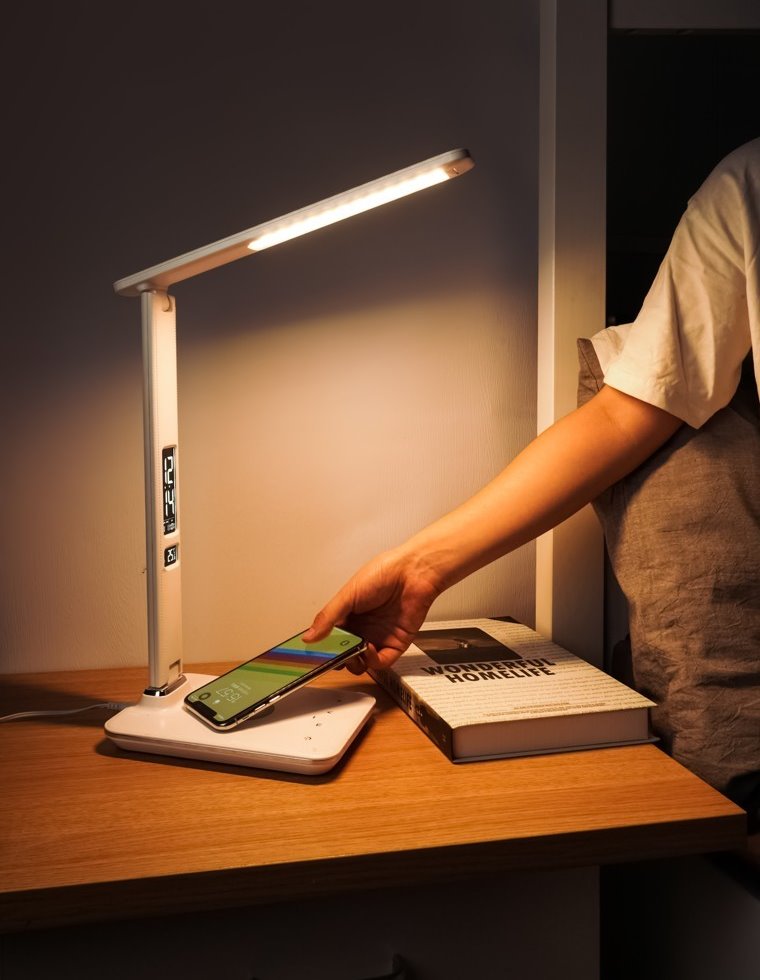 IMMAX LED stolní lampička Kingfisher/ Qi nabíjení/ 8,5W/ 400lm/ 12V/2,5A/ 3 barvy světla/ sklápěcí rameno/ bílá