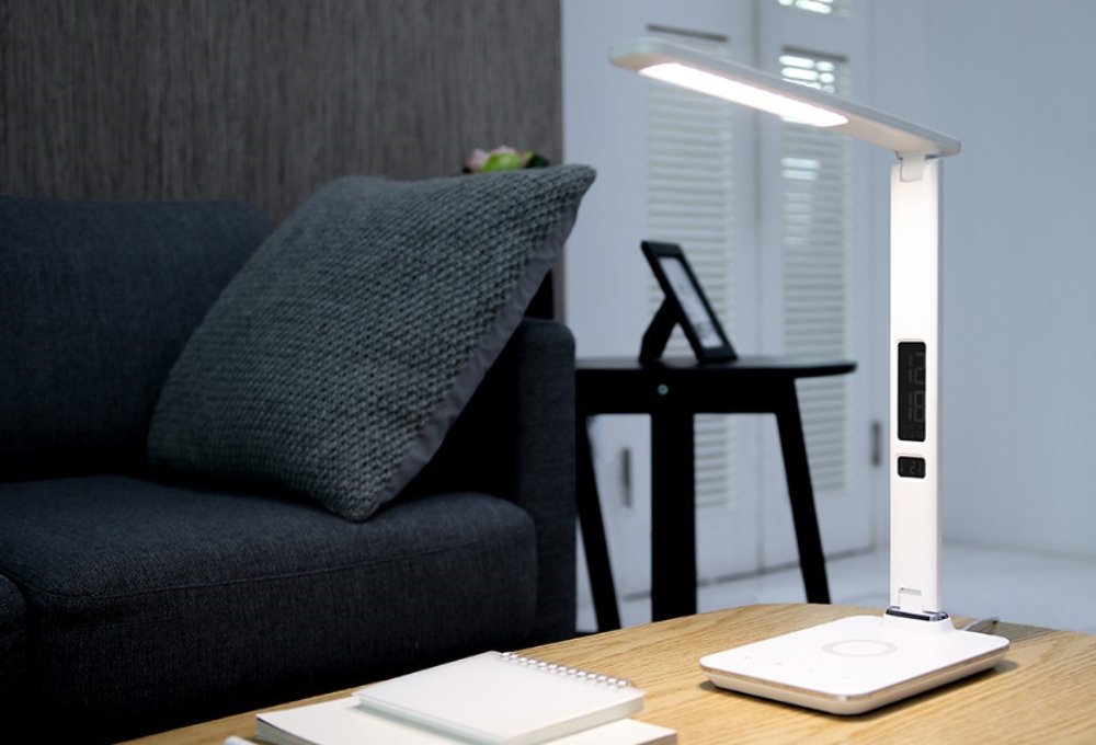 IMMAX LED stolní lampička Kingfisher/ Qi nabíjení/ 8,5W/ 400lm/ 12V/2,5A/ 3 barvy světla/ sklápěcí rameno/ bílá