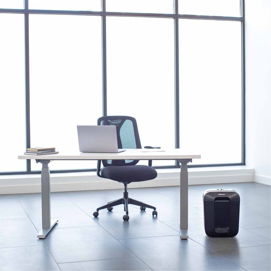 FELLOWES skartovač LX 45/ křížový řez 4x37mm/ objem koše 17 l/ stupeň utajení P-4 (důvěrné)/ černý