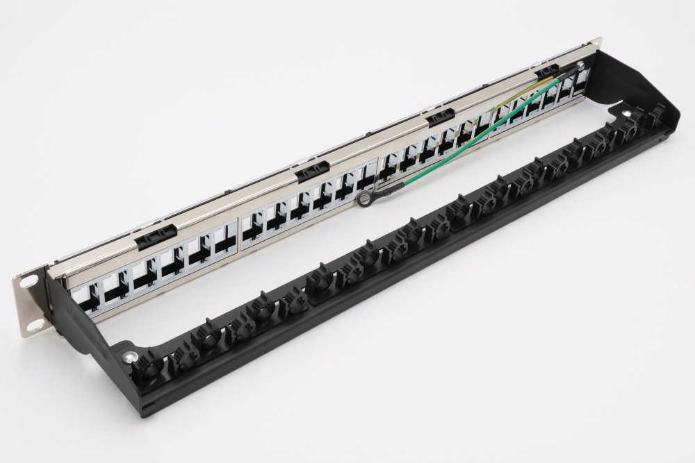 XtendLan Patch panel 19", 24 portů, neosazený, stíněný, černý, Cat5e/6/6A/7, vyvazovák