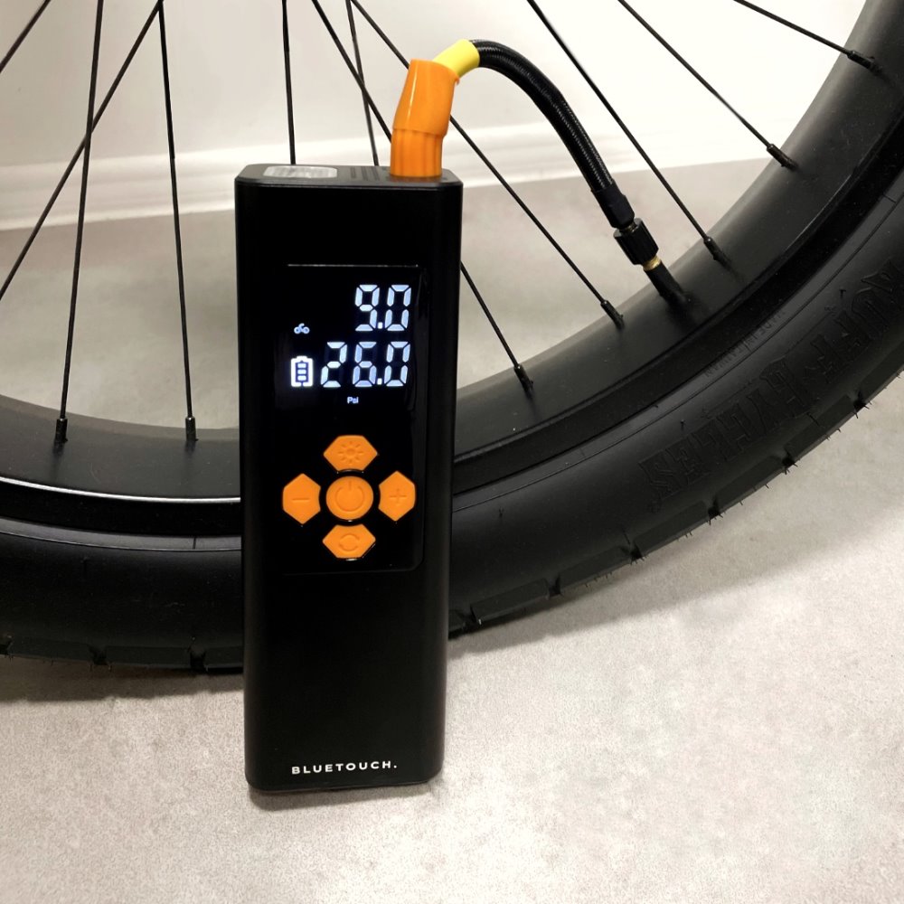 BLUETOUCH přenosný multifunkční kompresor BT16 s powerbank 6000mAh, 5 režimů huštění - auto, moto, kolo, míč a uni režim