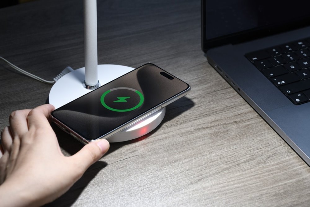 IMMAX LED stolní lampička TIT/ Qi nabíjení/ 12W/ DC12V/1A/ 100-240 VAC/ 150lm/ bílá se stříbrnými prvky