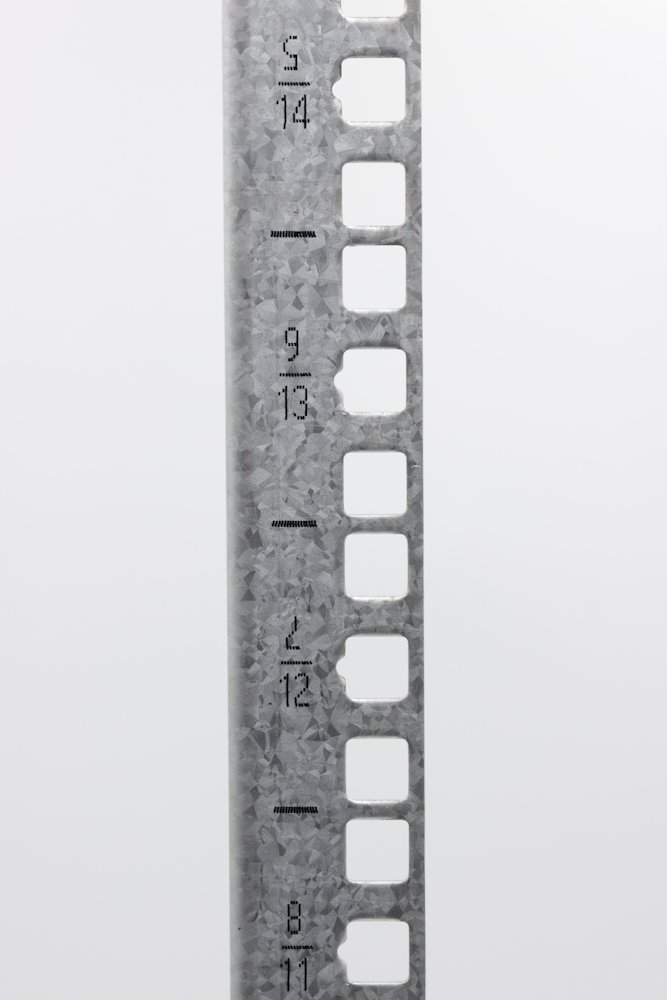 XtendLan Vertikální montážní lišta Telco 18U, pro servery šíře 480mm, stříbrná