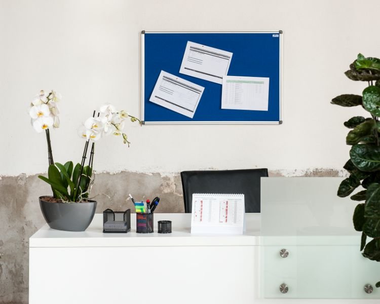 AVELI Textilní nástěnka/ 90x120 cm/ modrá/ hliníkový rám