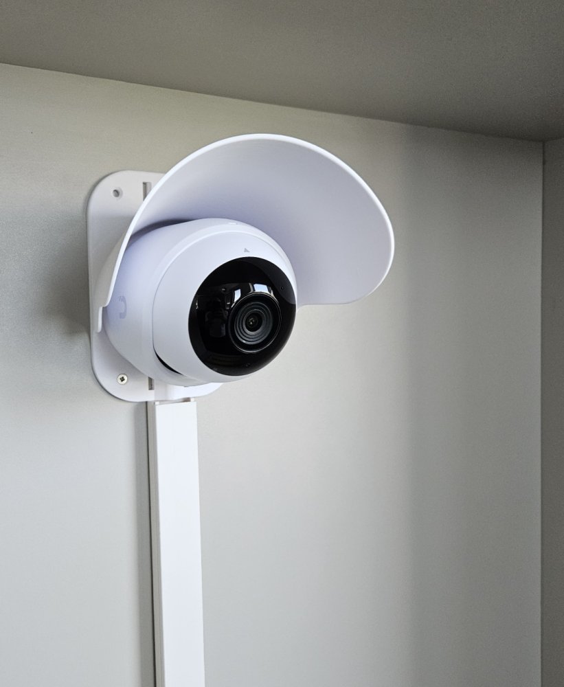 XtendLan Držák s krytem pro kameru UniFi G5 Turret Ultra a UniFi G6 Turret, plast odolný UV záření, venk. použití, bílý