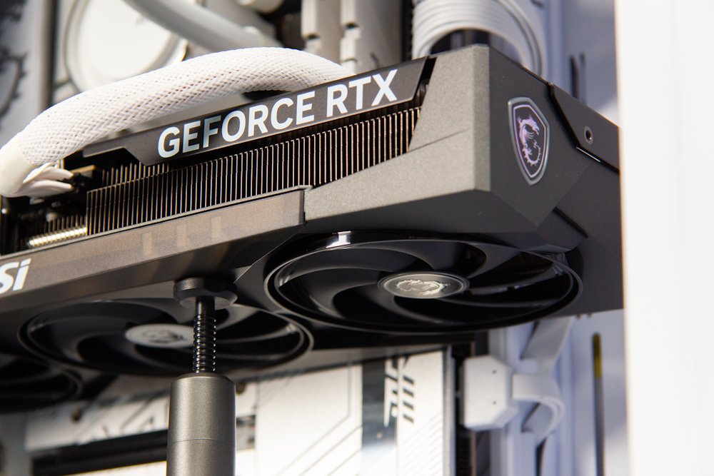 HAL3000 MČR Finale Elite White / AMD Ryzen 7 9800X3D/ 64GB DDR5/ RTX 5070 Ti/ 2TB PCIe SSD/ WiFi/ W11