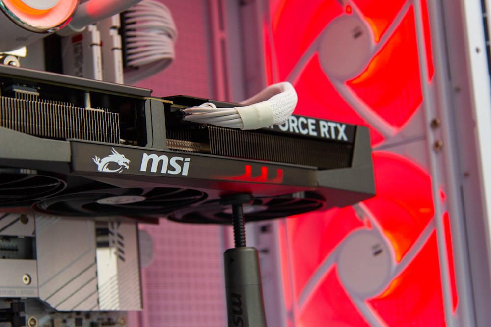 HAL3000 MČR Finale Elite White / AMD Ryzen 7 9800X3D/ 64GB DDR5/ RTX 5070 Ti/ 2TB PCIe SSD/ WiFi/ W11