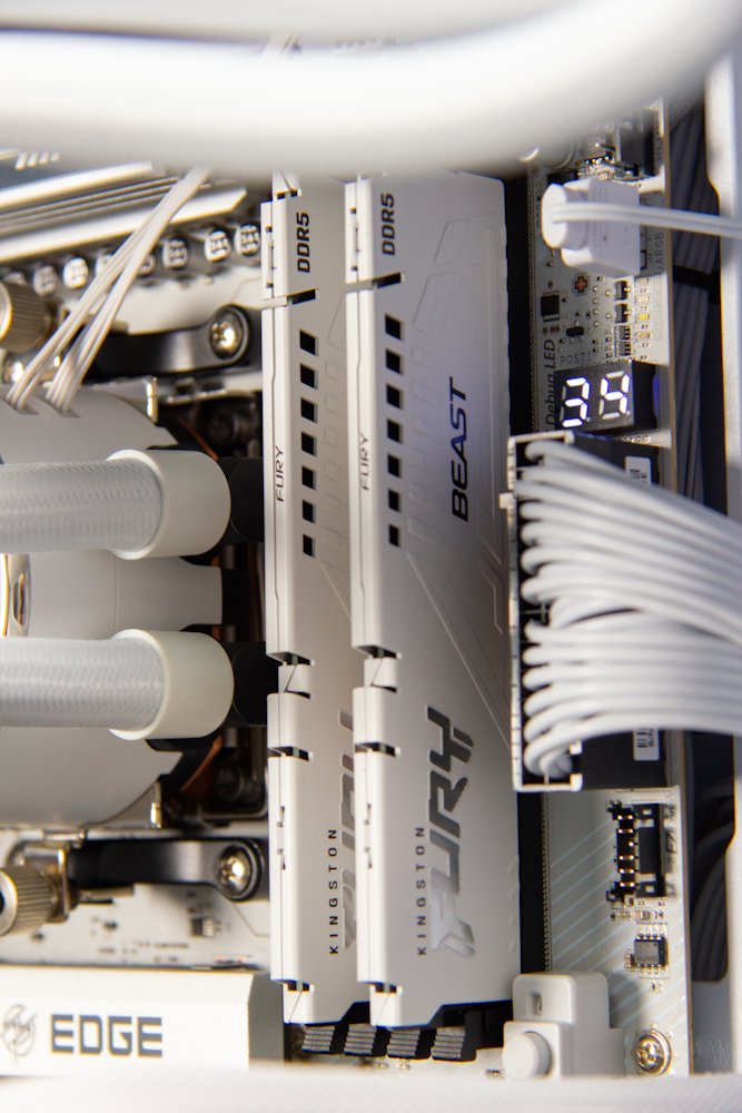 HAL3000 MČR Finale Elite White / AMD Ryzen 7 9800X3D/ 64GB DDR5/ RTX 5070 Ti/ 2TB PCIe SSD/ WiFi/ W11