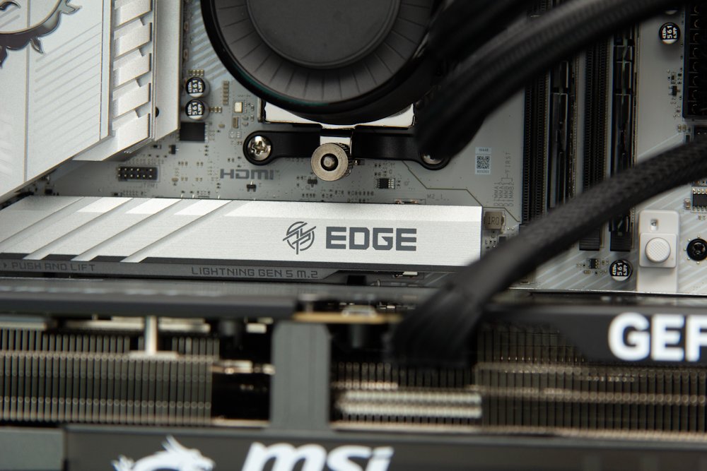 HAL3000 MČR Finale Elite / AMD Ryzen 7 9800X3D/ 64GB DDR5/ RTX 5070 Ti/ 2TB PCIe SSD/ WiFi/ W11