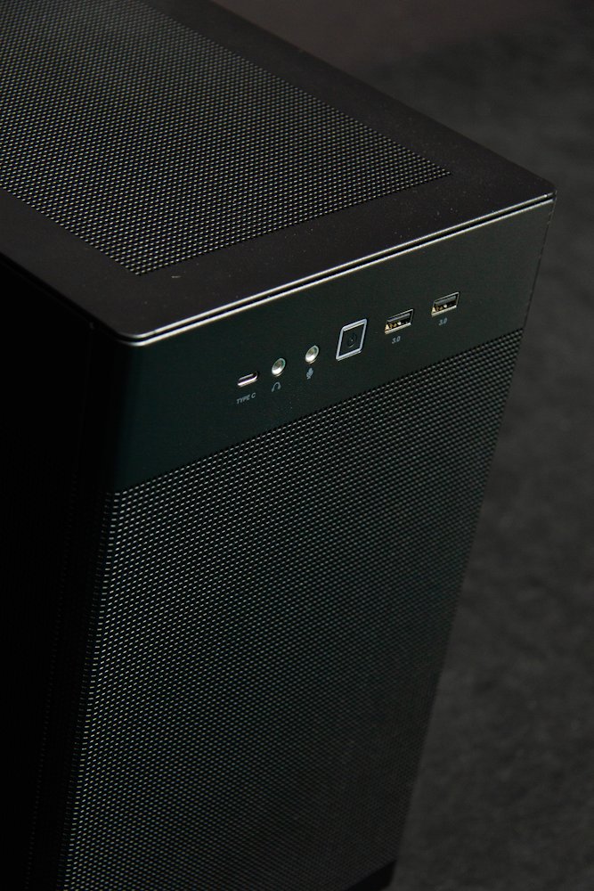 HAL3000 Alfa Gamer Micro AIO / AMD Ryzen 7 9800X3D/ 32GB DDR5/ RTX 5070 Ti/ 2TB PCIe4 SSD/ WiFi/ W11