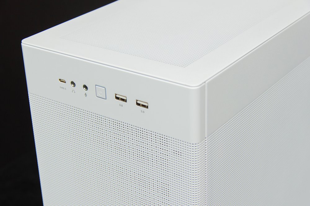 HAL3000 Alfa Gamer Micro Air White / AMD Ryzen 7 9800X3D/ 32GB DDR5/ RTX 5070 Ti/ 2TB PCIe4 SSD/ WiFi/ W11