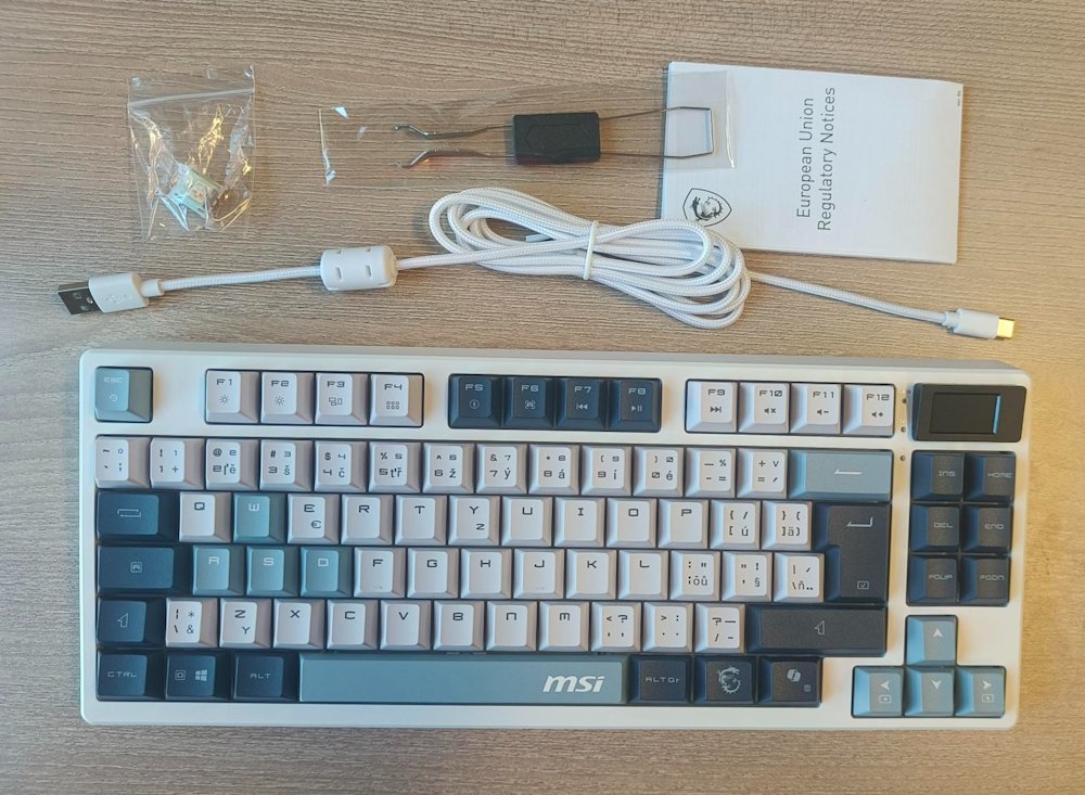 MSI herní klávesnice FORGE GK600 TKL Sky/ bezdrátová 2,4GHz+BT/ mechanická/ RGB/ USB-C/ display/ CZ+SK layout