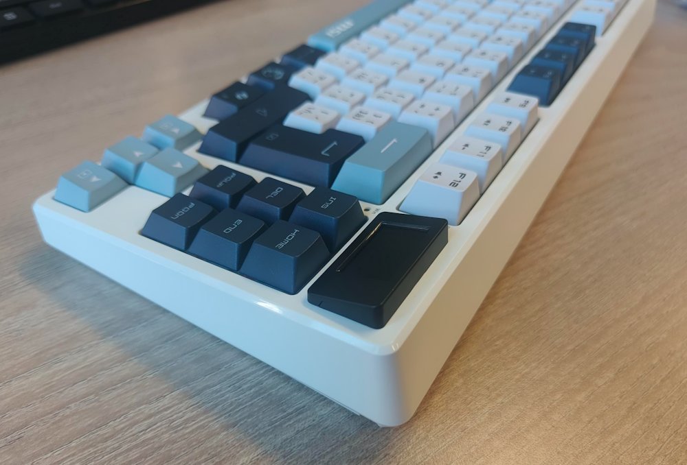 MSI herní klávesnice FORGE GK600 TKL Sky/ bezdrátová 2,4GHz+BT/ mechanická/ RGB/ USB-C/ display/ CZ+SK layout