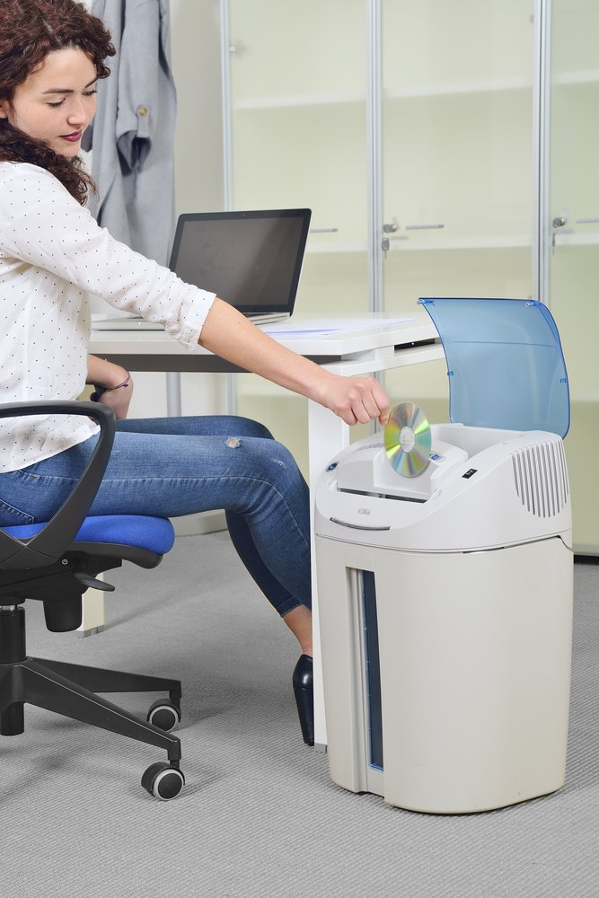 KOBRA skartovač +2 SS4/ proužkový řez 3,8 mm/ A4/ kapacita 19 listů/ objem koše 38l/ stupeň utajení P2/ modro-bílý