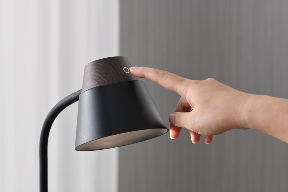 IMMAX LED stolní lampička IDEAL/ Qi nabíjení/ CCT/ 8W/ 800lm/ budík s hodinami/ tmavé dřevo/černá