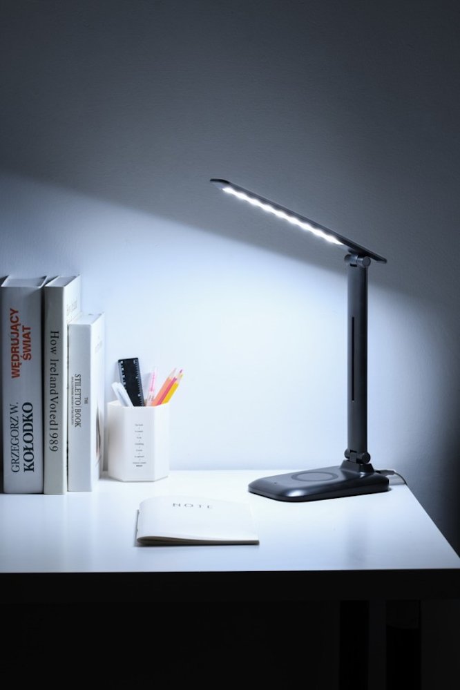 IMMAX LED stolní lampička LUMI/ Qi nabíjení/ 7W/ 300lm/ 12V/2A/ stmívatelná/ černá