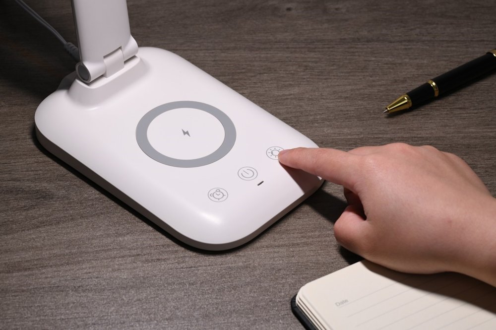 IMMAX LED stolní lampička LUMI/ Qi nabíjení/ 7W/ 300lm/ 12V/2A/ stmívatelná/ bílá