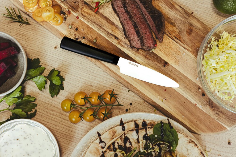 Kyocera Nůž na rajčata 12,5 cm, bílá čepel, pilkový, černá rukojeť