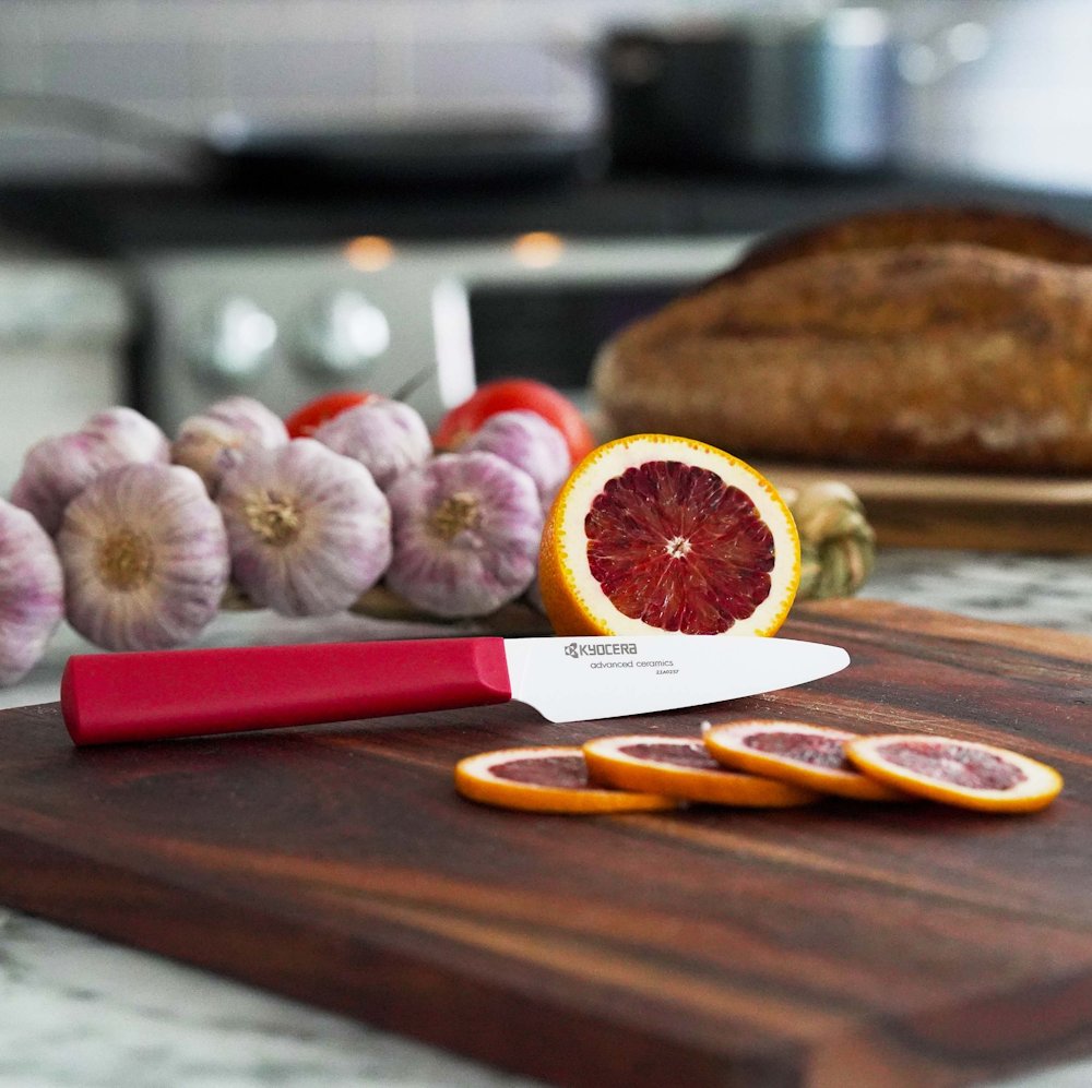 Kyocera Loupací nůž 7,5 cm, bílá čepel, červená rukojeť