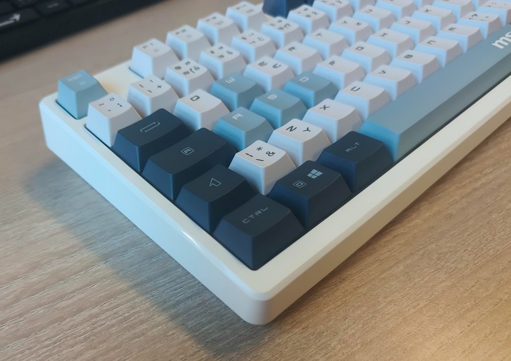 POŠKOZENÝ OBAL - MSI herní klávesnice FORGE GK600 TKL Sky/ bezdrátová 2,4GHz+BT/ mechanická/ RGB/ USB-C/ display/ CZ+SK layout