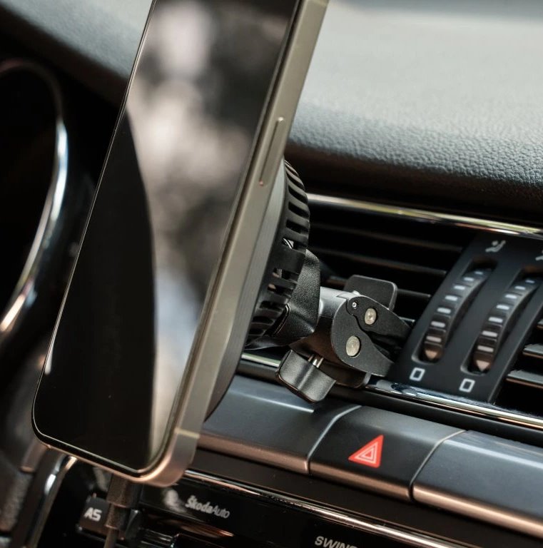 Swissten Magnetický Držák Do Ventilace Auta  Magride S Bezdrátovým Nabíjením Qi2 15W (Kompatibilní S Magsafe)