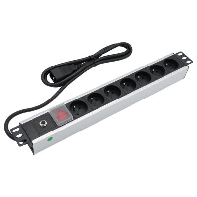 XtendLan 19'' rozvodný panel 7x 230V, ČSN, s proudovou ochranou, vypínačem a koncovkou 16A/C20, 1,8 m